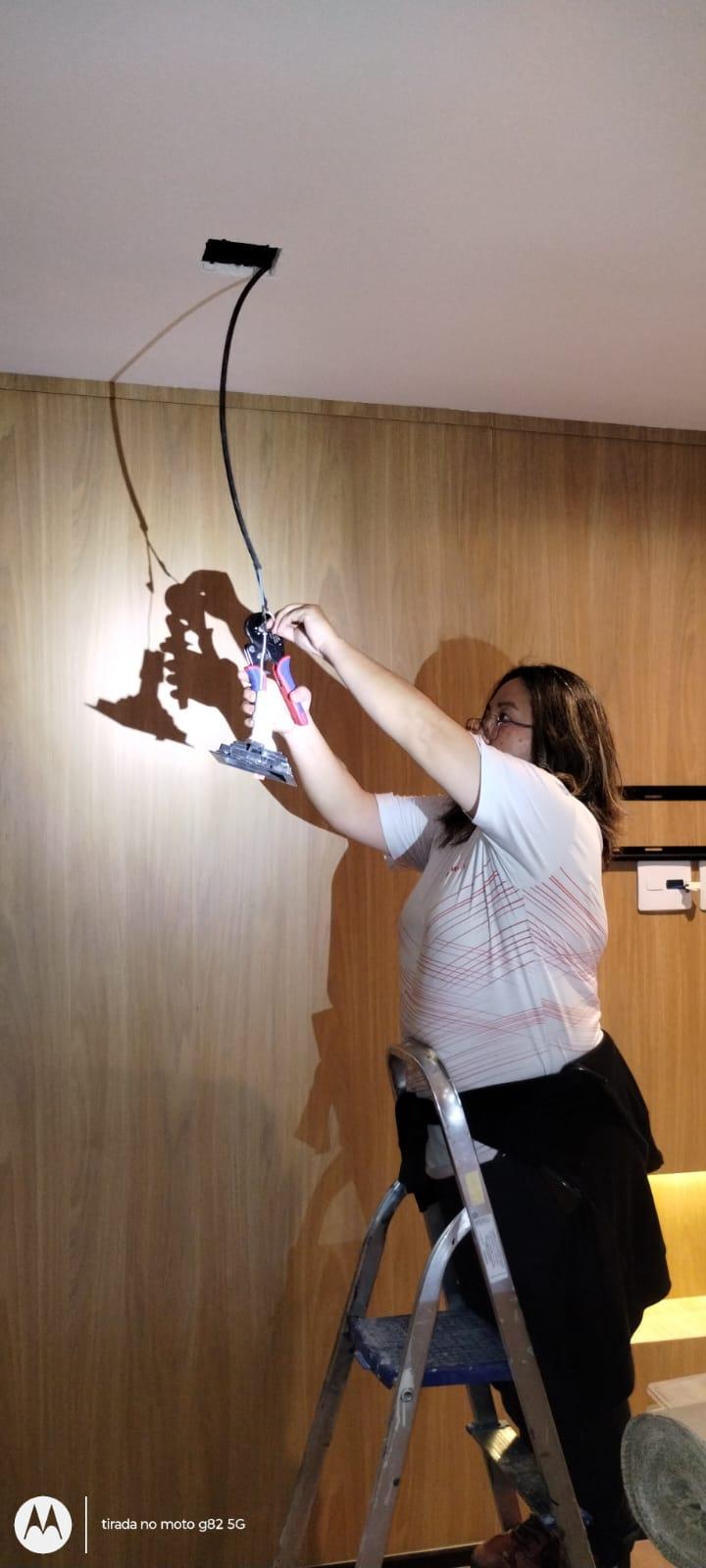 Engenheira realizando manutenção elétrica