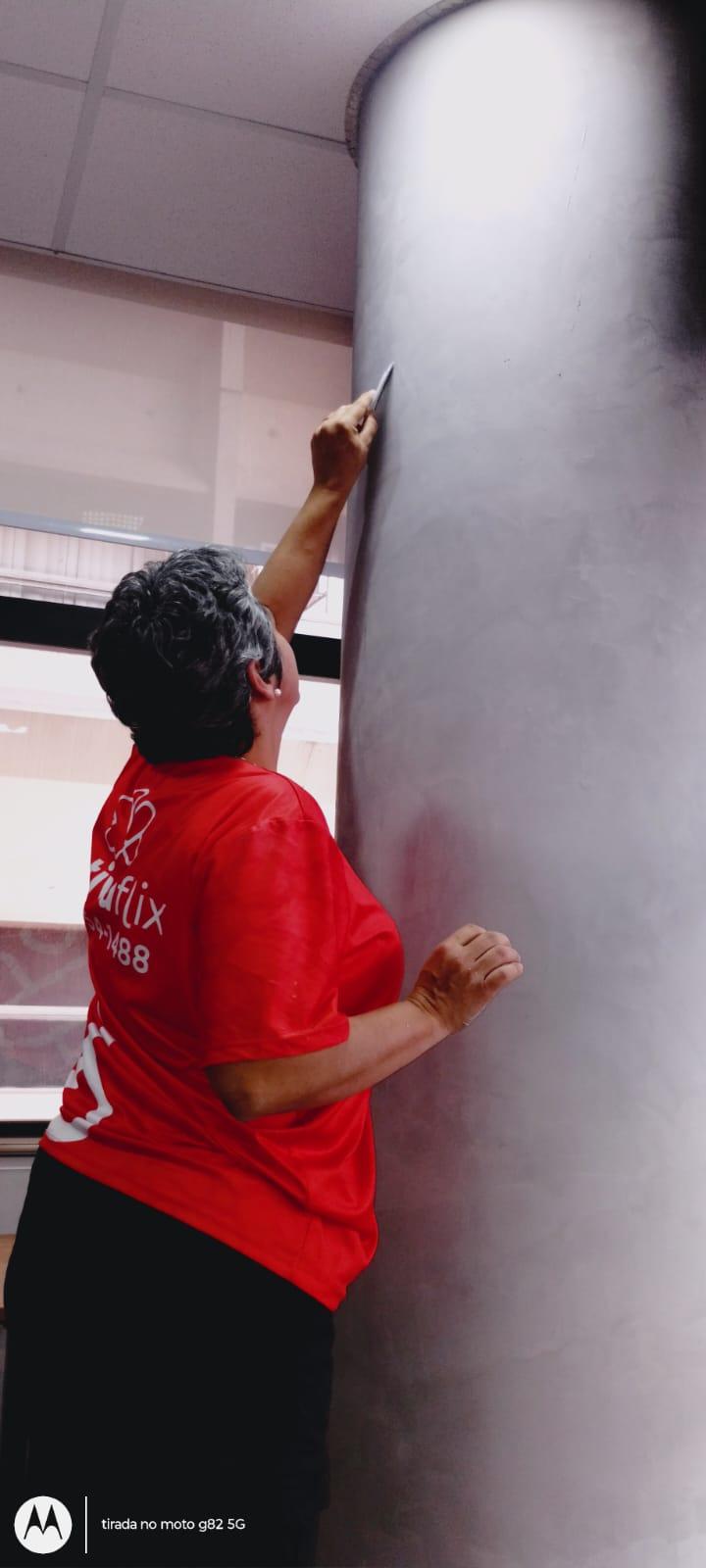 Engenheira realizando pintura