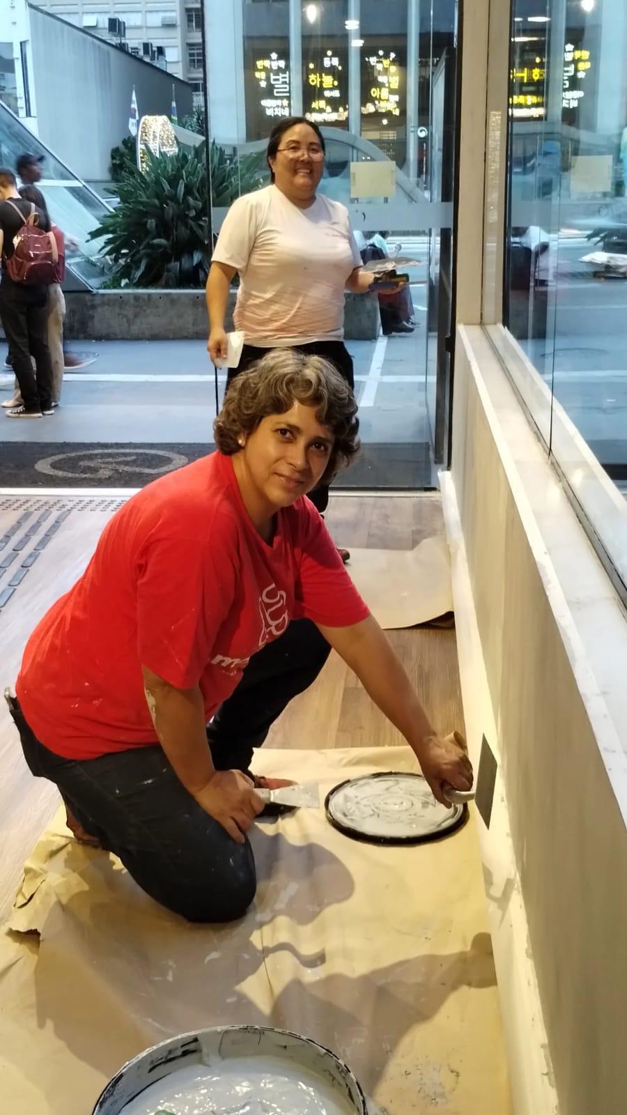 Equipe realizando pintura